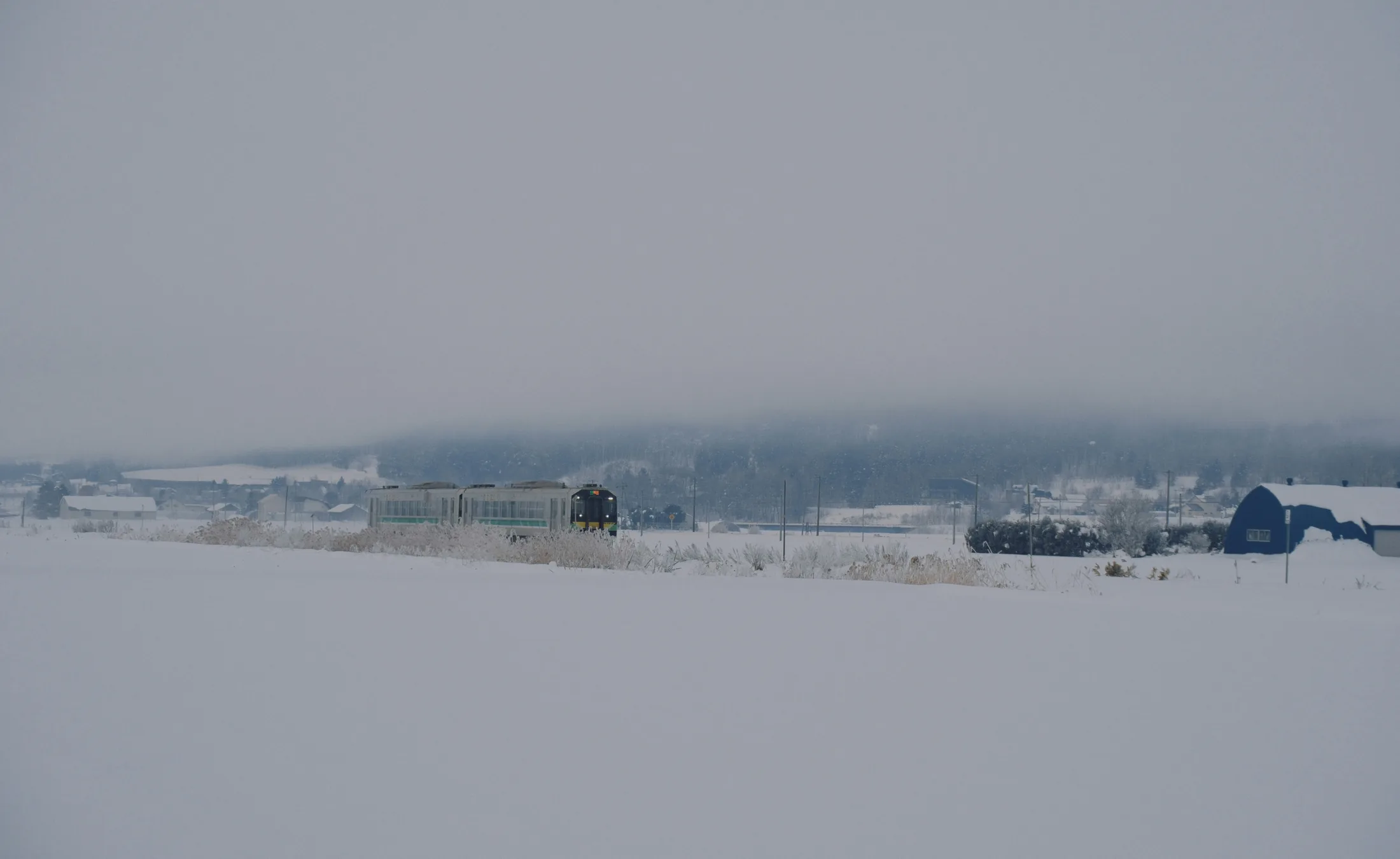 雪に包まれた北海道・富良野の風景